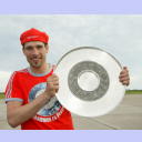 THW-Kapit�n Stefan L�vgren pr�sentiert den Fans die Meisterschale schon auf dem Flughafen Holtenau.