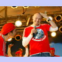 Meisterfeier auf dem Kieler Rathausplatz: THW-Kapit�n Stefan L�vgren begutachtet die neue Frisur seines schwedischen Landsmanns Henrik Lundstr�m.