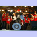 Meisterfeier auf dem Kieler Rathausplatz: Klaus-Dieter Petersen bittet Kiels Oberb�rgermeisterin Angelika Volquartz zum Tanz.