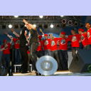 Meisterfeier auf dem Kieler Rathausplatz: Klaus-Dieter Petersen bittet Kiels Oberb�rgermeisterin Angelika Volquartz zum Tanz.