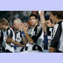 THW-Neuzugang Nikola Karabatic (Mitte) applaudiert bei der Vorstellung seiner Mannschaftskameraden.