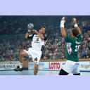 Stefan L�vgren setzt zum Sprungwurf an. In der Abwehr steht Lars-Henrik Walther.