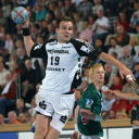 Viktor Szilagyi beim Torwurf. Im Hintergrund steht Christian Sch�ne von Frisch Auf G�ppingen.