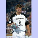 Frode Hagen fasst konzentriert den Ball.