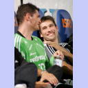 Stefan L�vgren unterh�lt sich auf der Bank l�chelnd mit Henning Fritz.