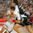 Packender Zweikampf: Flensburgs Spielmacher Glenn Solberg setzt sich gegen Markus Ahlm (rechts) in Szene.