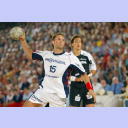 Flensburgs Lars Christiansen setzt zum Torwurf an.