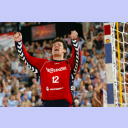 Flensburgs Torh�ter Jan Holpert ballt die F�uste und schreit seine Freude heraus.