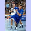 Plocks Kreisl�ufer Vladimir Ilin hat sich durchgesetzt, kann den Ball jedoch nicht unter Kontrolle bringen.