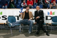 Zu Gast in der Ostseehalle: Ian Marko Fog. Der verletzte Kreisläufer des VfL Gummersbach ließ sich in Kiel von THW-Mannschaftsarzt Dr. Frank Pries am Knie operieren. Zu Gast in der Ostseehalle: Ian Marko Fog. Der verletzte Kreisläufer des VfL Gummersbach ließ sich in Kiel von THW-Mannschaftsarzt Dr. Frank Pries am Knie operieren.