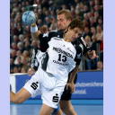 Kreisl�ufer Marcus Ahlm setzt sich gegen L�bbeckes Kapit�n Patrick F�lser durch.