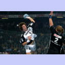 Kim Andersson setzt zum Sprungwurf an, rechts L�bbeckes Abwehrspieler Patrick F�lser.