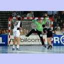 THW-Torh�ter Mattias Andersson pariert einen Siebenmeter-Strafwurf von L�bbeckes Dragan Sudzum.