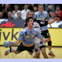 Koldings Bo Spellerberg setzt sich gegen Vid Kavticnik durch und wirft im Fallen auf das Tor.