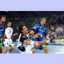 Kreisl�ufer Marcus Ahlm zieht ab, Daniel Stephan und Max Ramota schauen dem Schweden nur nach.