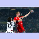 Nordhorns Holger Glandorf wird beim Wurf von THW-Mittelmann Viktor Syilagyi attackiert.