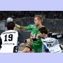 Magdeburgs Grzegorz Tkaczyk wird von Viktor Szilagyi und Nikola Karabatic attackiert.