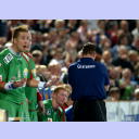 Magdeburgs Trainer Alfred Gislason dreht sich ab, w�hrend seine Spieler Oliver Roggisch, Sigfus Sigurdsson und Karol Bielecki ungl�ubig auf das Spielfeld schauen.