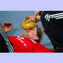 Schrecksekunde: Kiels Torwart Mattias Andersson liegt nach einem Kopftreffer r�cklings auf dem Boden und bekommt einen Eisbeutel auf die Stirn gehalten.