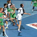 THW-Rechtsau�en Vid Kavticnik setzt zum Sprungwurf an.