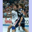 Nikola Karabatic wird von Jonny Jensen attackiert.