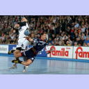 Christian Zeitz kommt zu sp�t, Glenn Solberg ist durch.