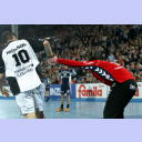 Stefan L�vgren hilft Jan Holpert hoch.