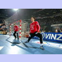 Kiels dritter Torwart Dennis Klockmann dehnt sich w�hrend der Halbzeitpause auf dem Spielfeld. Im Hintergrund Mattias Andersson.