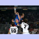 L�vgren und Kavticnik attackieren Pascal Hens.