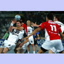 Nikola Karabatic wird hart attackiert.