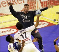 Thierry Omeyer gegen Andrej Klimovets.