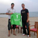 Vertragsunterzeichnung am 27.06.2006 am Strand bei Montpellier. Nikola Karabatic und Thierry Omeyer zeigen das neue Torh�ter-Trikot.