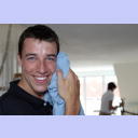 THW-Neuzugang Dominik Klein kommt beim Schleppen seiner M�bel in seine neue Wohnung, die er Ende Juni in Melsdorf vor den Toren Kiels bezogen hat, ordentlich ins Schwitzen.