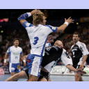 Stefan Schr�der st��t Henrik Lundstr�m.