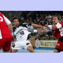 L�vgren k�mpft um den Ball.