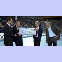 Die coop eG und der THW Kiel spenden einen Erl�s von 12500 Euro aus dem Unser Norden - Cup 2006 f�r das Kinderherzzentrum Kiel.