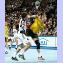 Tobias Karlsson attackiert Dimitri Torgowanow.