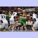 Karol Bielecki wird attackiert.