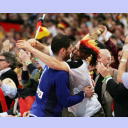 WM 2007: GER-ESP: Chrischa Hannwald (Gro�wallstadt) umarmt Henning Fritz.