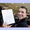 WM 2007: Dominik Klein zeigt stolz das Fax der deutschen Fu�ball-Nationalmannschaft.