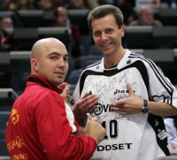 In Kiel nicht vergessen: Demetrio Lozano mit einem THW-Fan.