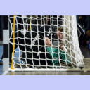 Jan Holpert liegt nach dem Kopftreffer durch Christian Zeitz am Boden.