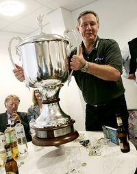 Zvonimir "Noka" Serdarusic (1,86m/106kg) wurde am 2. September 1950 in Mostar (Bosnien-Herzogowina) geboren. Seit 1998 ist er deutscher Staatsbürger. Mit 18 spielte er erstmals in der jugoslawischen Länderspiele.Als Trainer war er in Mostar Zvonimir "Noka" Serdarusic (1,86m/106kg) wurde am 2. September 1950 in Mostar (Bosnien-Herzogowina) geboren. Seit 1998 ist er deutscher Staatsbürger. Mit 18 spielte er erstmals in der jugoslawischen Länderspiele.Als Trainer war er in Mostar