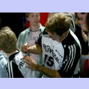 Moritz Weltgen schreibt Autogramme.