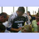 Die Autogrammj�ger schlagen zu.