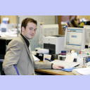 Daniel Wessig in seiner Ausbildungsstelle, der Kieler Volksbank.