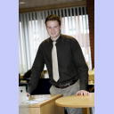 Daniel Wessig in seiner Ausbildungsstelle, der Kieler Volksbank.