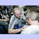 Ales Pajovic schrieb flei�ig Autogramme.