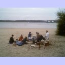 Der unentwegte Haufen THW-Fans beim Grillen am Falckensteiner Strand