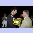Supercup 2008: HBL-Vorstand Rainer Witte begl�ckw�nscht Nikola Karabatic zum Olympiasieg.